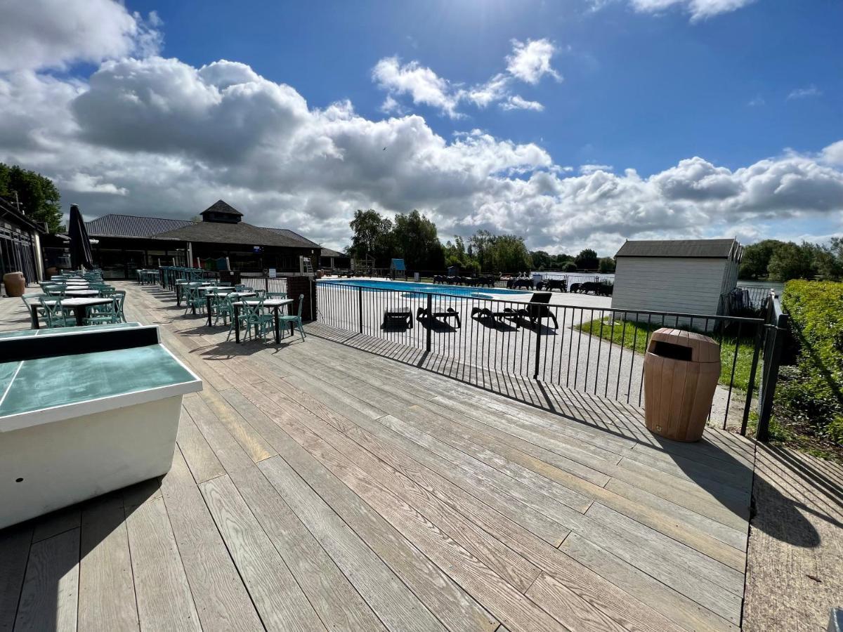 Dragonfly Lodge South Cerney Exteriér fotografie