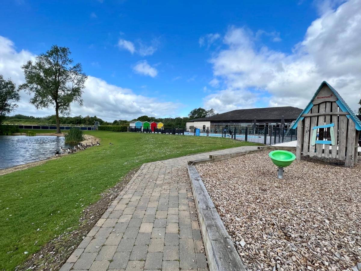 Dragonfly Lodge South Cerney Exteriér fotografie