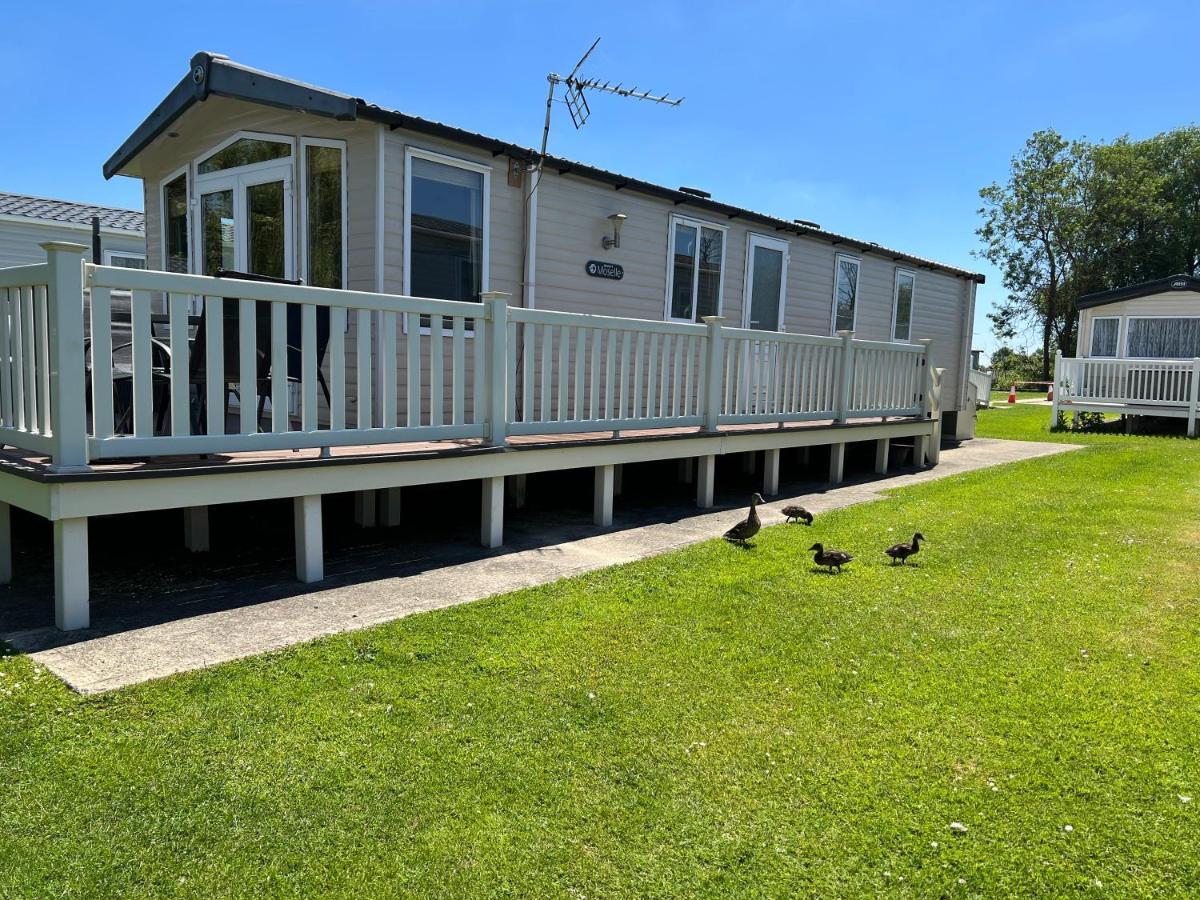 Dragonfly Lodge South Cerney Exteriér fotografie