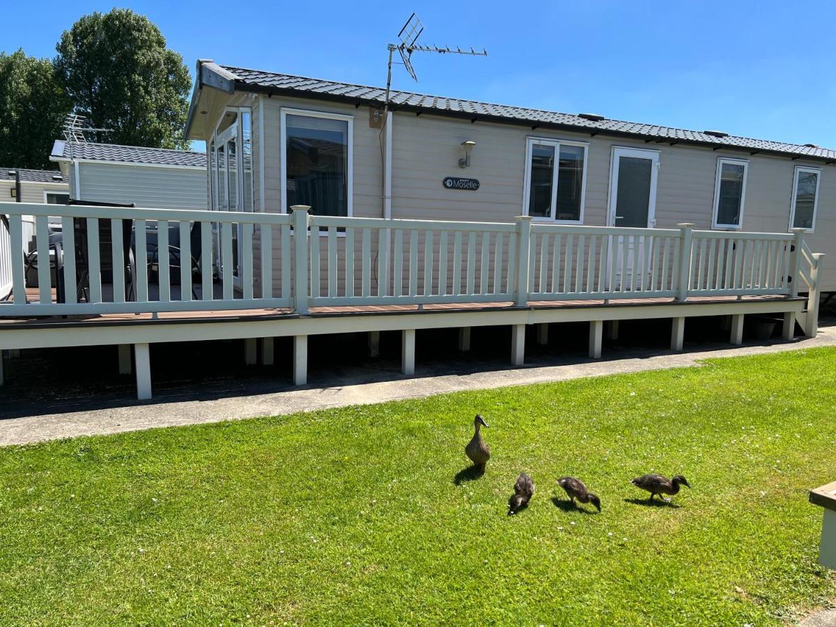 Dragonfly Lodge South Cerney Exteriér fotografie