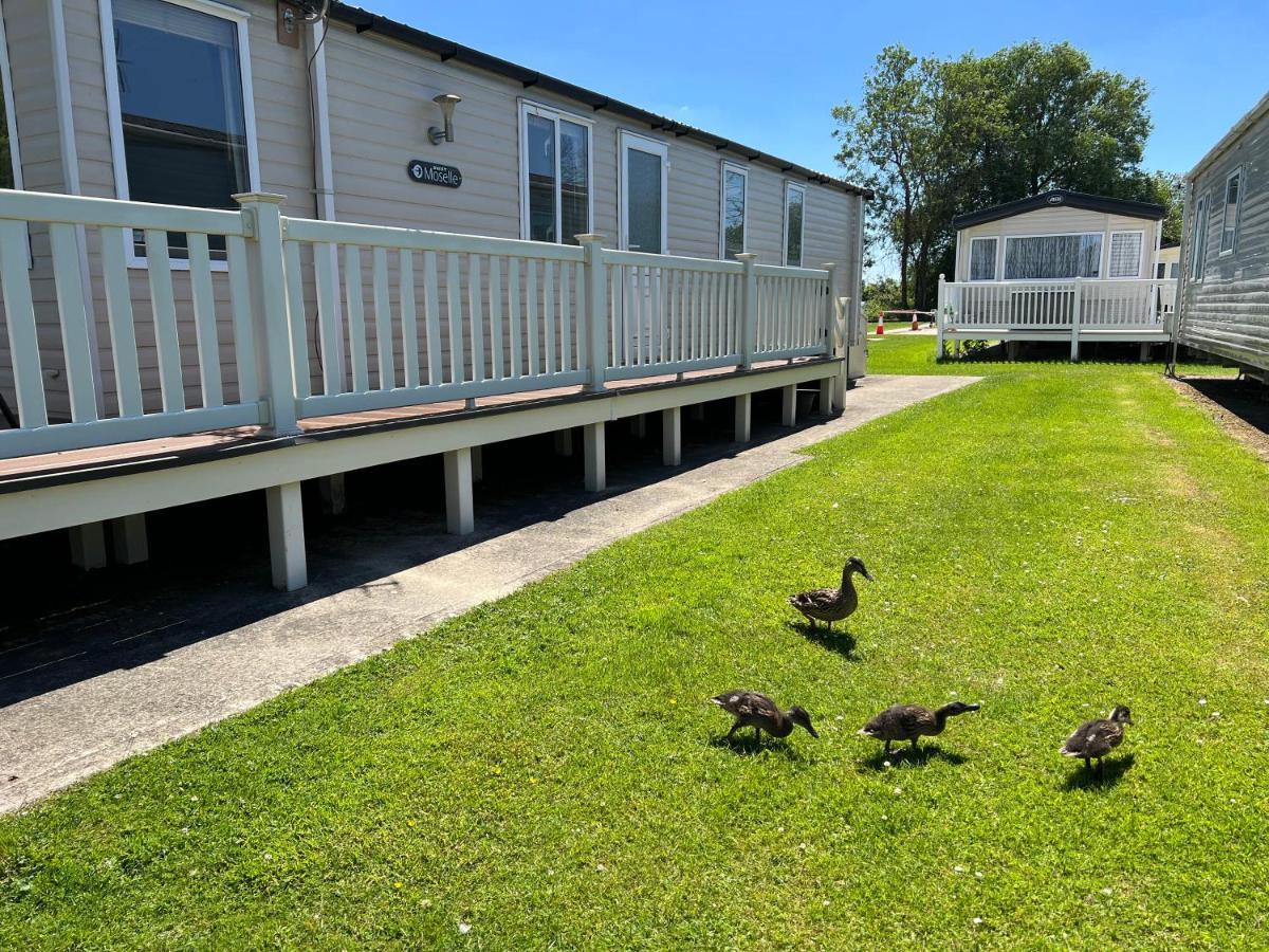 Dragonfly Lodge South Cerney Exteriér fotografie